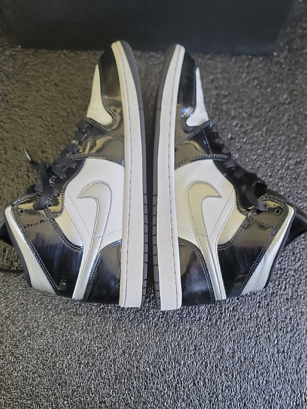 Nike Air Jordan 1 Mid SE "Metallic Silver/Metallic Gold" Patent Leather Wmns 9.5 - Picture 4 of 16
